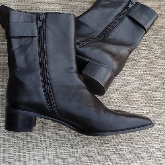 Stuart Weitzman leather boots... Great condition - Picture 2 of 12